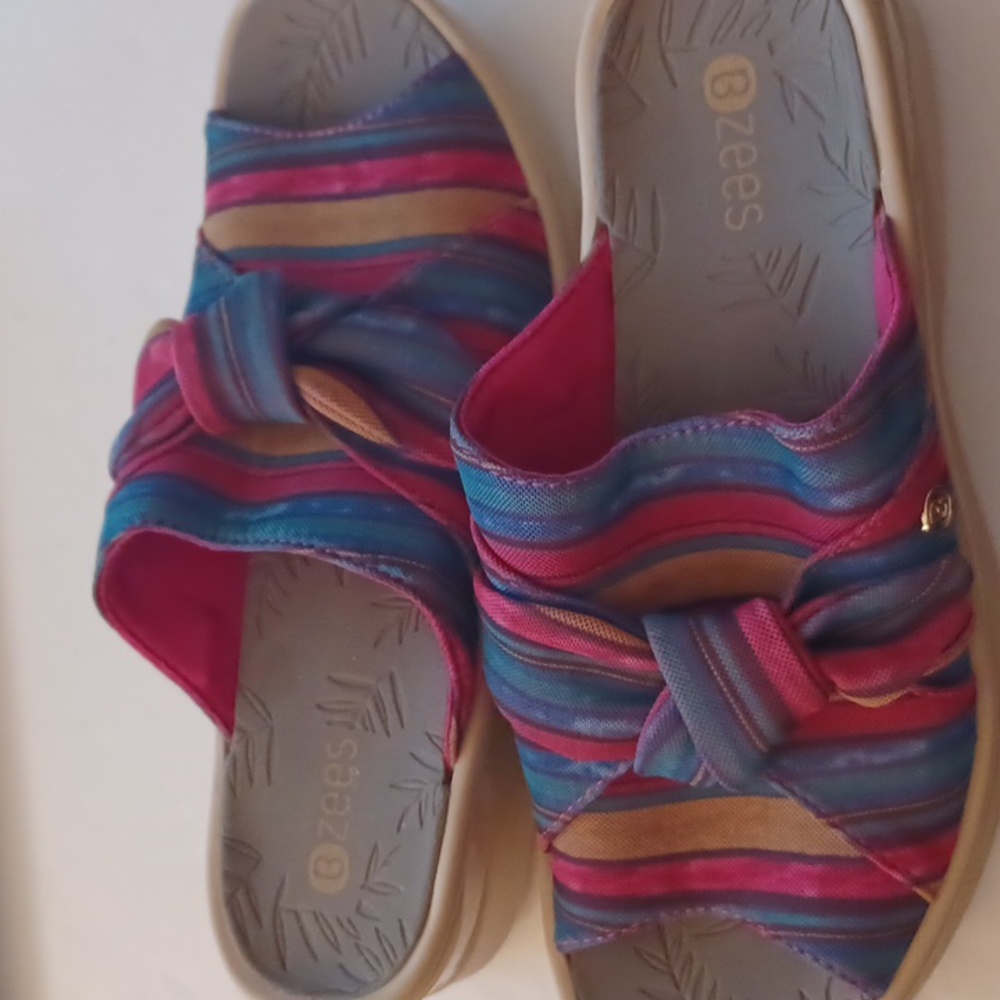 B zeez slip on multi color fabric size 9M wedge heel 2.25" comfy style smile